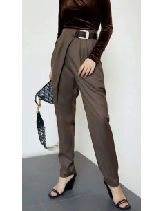 Pantalón baggy con cinturón maxi hebilla. Cierre mediante cremallera invisible trasera. 2