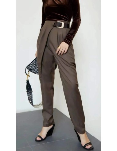 Pantalón baggy con cinturón maxi hebilla. Cierre mediante cremallera invisible trasera.