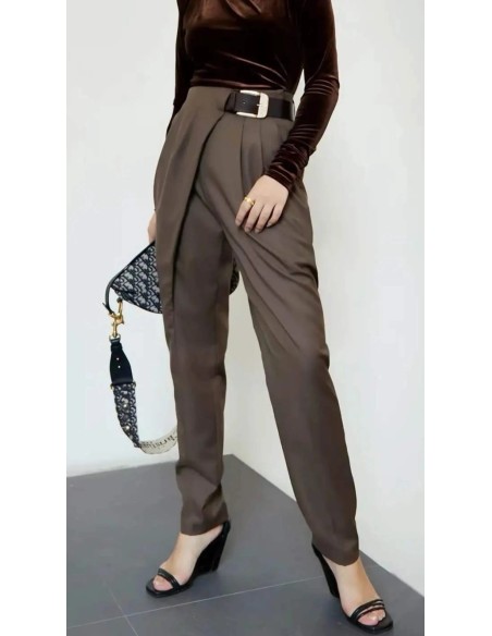 Pantalón baggy con cinturón maxi hebilla. Cierre mediante cremallera invisible trasera.