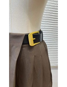 Pantalón baggy con cinturón maxi hebilla. Cierre mediante cremallera invisible trasera.