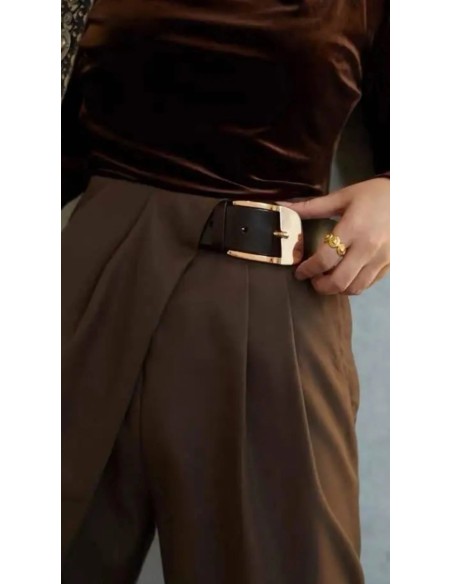 Pantalón baggy con cinturón maxi hebilla. Cierre mediante cremallera invisible trasera.