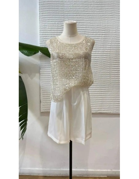Top de tul con manga sisa y pedrería.