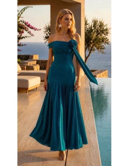 Vestido largo asimétrico y con una flor removible, ideal para bodas, eventos, cocktails y todo tipo de celebraciones.