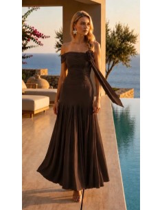Vestido largo asimétrico y con una flor removible, ideal para bodas, eventos, cocktails y todo tipo de celebraciones.
