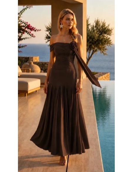 Vestido largo asimétrico y con una flor removible, ideal para bodas, eventos, cocktails y todo tipo de celebraciones.