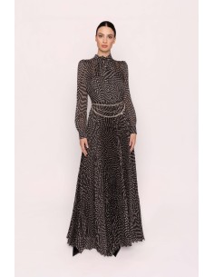 Vestido Carla Ruiz de largo midi confeccionado en gasa plisada. Diseño de corte camisero con cierre de botones.