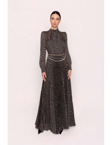 Vestido Carla Ruiz de largo midi confeccionado en gasa plisada. Diseño de corte camisero con cierre de botones.