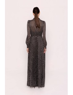 Vestido Carla Ruiz de largo midi confeccionado en gasa plisada. Diseño de corte camisero con cierre de botones. 2