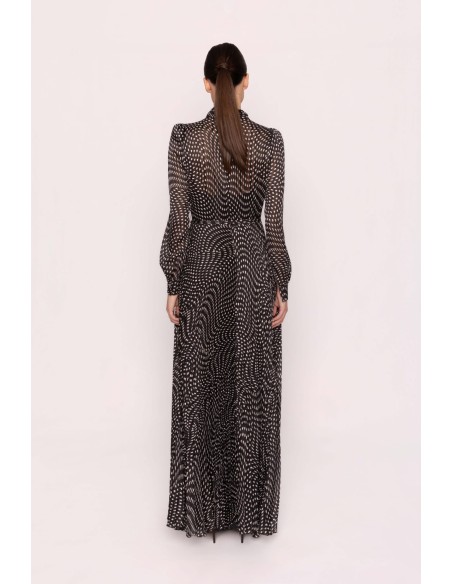 Vestido Carla Ruiz de largo midi confeccionado en gasa plisada. Diseño de corte camisero con cierre de botones.