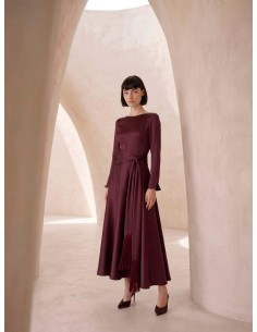 Vestido Carla Ruiz de largo midi confeccionado en satén. Diseño de corte evasé con cierre con cremallera trasera, cuello redondo 2