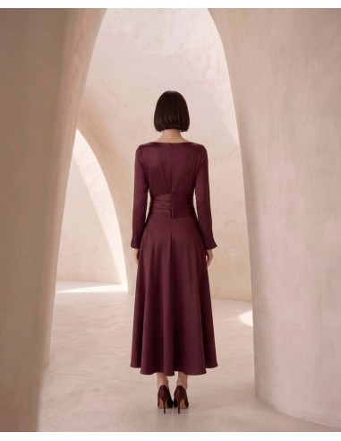 Vestido Carla Ruiz de largo midi confeccionado en satén. Diseño de corte evasé con cierre con cremallera trasera, cuello redondo