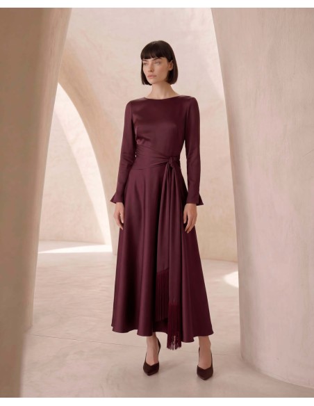 Vestido Carla Ruiz de largo midi confeccionado en satén. Diseño de corte evasé con cierre con cremallera trasera, cuello redondo