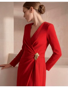 Vestido largo de fiesta confeccionado en crepé. Diseño cruzado con escote en V y drapeado lateral. 2