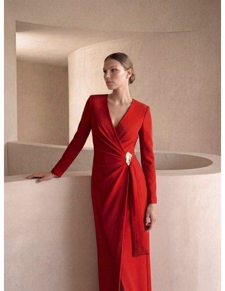 Vestido largo de fiesta confeccionado en crepé. Diseño cruzado con escote en V y drapeado lateral.