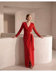 Vestido largo de fiesta confeccionado en crepé. Diseño cruzado con escote en V y drapeado lateral.