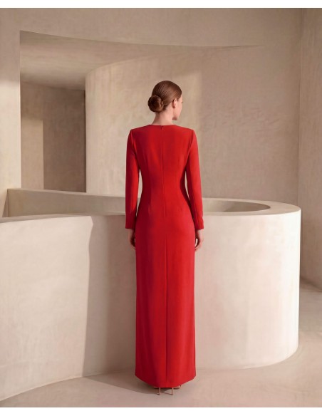 Vestido largo de fiesta confeccionado en crepé. Diseño cruzado con escote en V y drapeado lateral.