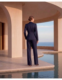 Traje de chaqueta de dos piezas.  Confeccionado en satén brillante en tono azul marino profundo. Carla Ruiz modelo 53036 2