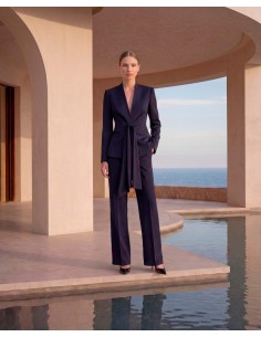 Traje de chaqueta de dos piezas.  Confeccionado en satén brillante en tono azul marino profundo. Carla Ruiz modelo 53036