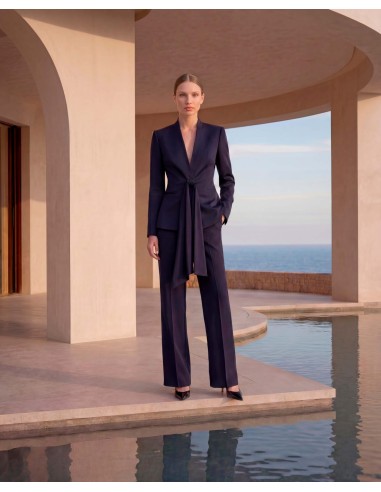 Traje de chaqueta de dos piezas.  Confeccionado en satén brillante en tono azul marino profundo. Carla Ruiz modelo 53036