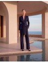Traje de chaqueta de dos piezas.  Confeccionado en satén brillante en tono azul marino profundo. Carla Ruiz modelo 53036