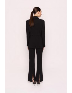 Conjunto chaqueta larga de fiesta en color negro, confeccionada en tejido estructural de crepé. Carla Ruiz 53054 2