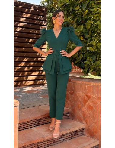 Conjunto de pantalón pitillo estilo sastre y top peplum con manga tres cuartos abullonada y detalle plumas.