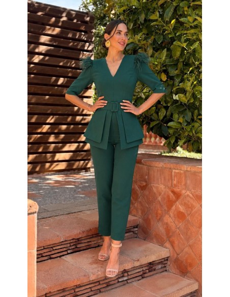 Conjunto de pantalón pitillo estilo sastre y top peplum con manga tres cuartos abullonada y detalle plumas.