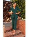 Conjunto de pantalón pitillo estilo sastre y top peplum con manga tres cuartos abullonada y detalle plumas.