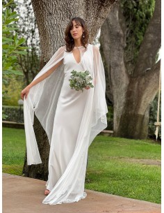 Vestido de novia dos piezas compuesto por vestido de satén con escote profundo y capa en plumeti con cola. 2