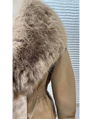 Chaqueta oversize efecto piel con cuello de pelo desmontable y cinturilla fruncida. cierre mediante cremallera solapada y clips.