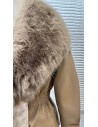 Chaqueta oversize efecto piel con cuello de pelo desmontable y cinturilla fruncida. cierre mediante cremallera solapada y clips.