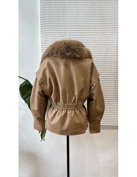 Chaqueta oversize efecto piel con cuello de pelo desmontable y cinturilla fruncida. cierre mediante cremallera solapada y clips.