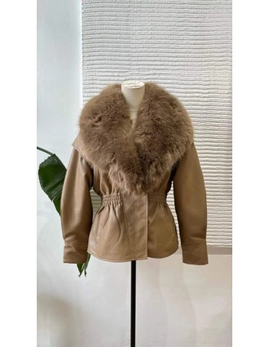 Chaqueta oversize efecto piel con cuello de pelo desmontable y cinturilla fruncida. cierre mediante cremallera solapada y clips.