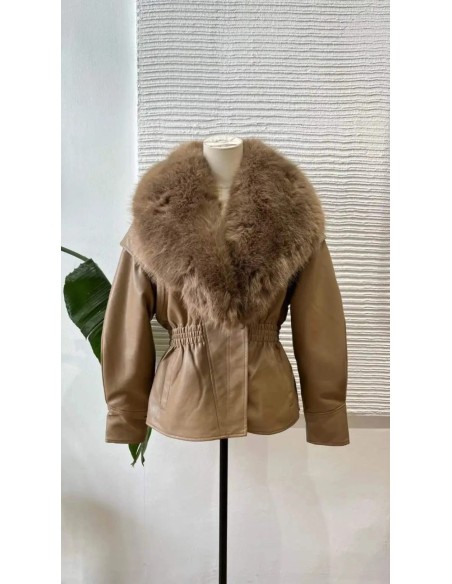 Chaqueta oversize efecto piel con cuello de pelo desmontable y cinturilla fruncida. cierre mediante cremallera solapada y clips.