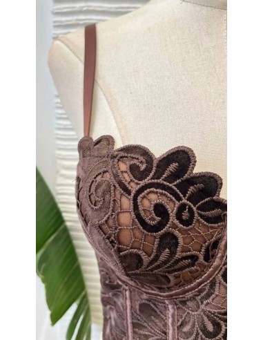 Corset bordado en terciopelo con copas y varillas. Se ajusta en parte trasera con cinta.