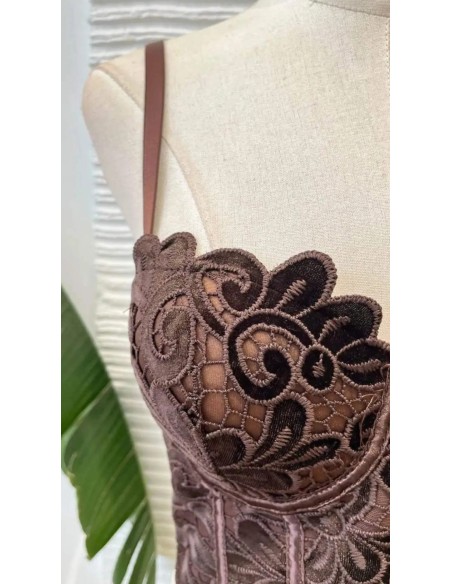 Corset bordado en terciopelo con copas y varillas. Se ajusta en parte trasera con cinta.