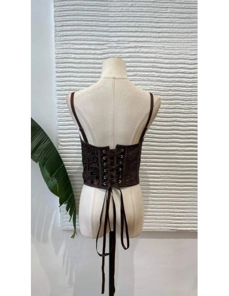 Corset bordado en terciopelo con copas y varillas. Se ajusta en parte trasera con cinta.