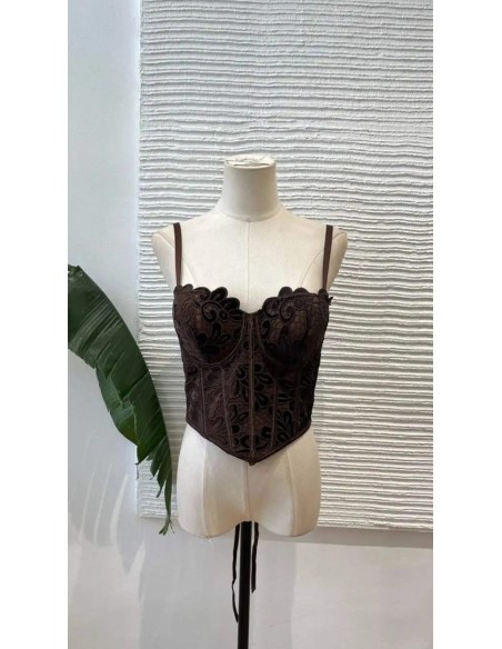 Corset bordado en terciopelo con copas y varillas. Se ajusta en parte trasera con cinta.