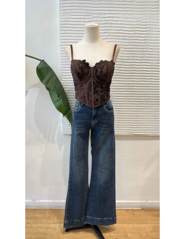 Corset bordado en terciopelo con copas y varillas. Se ajusta en parte trasera con cinta.