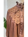 Camisa de manga larga en tejido fluido con detalle de flores bordadas en escote y puños. Cierre mediante botones nacarados y laz