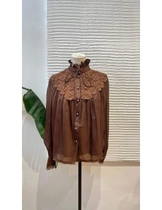 Camisa de manga larga en tejido fluido con detalle de flores bordadas en escote y puños. Cierre mediante botones nacarados y laz 2