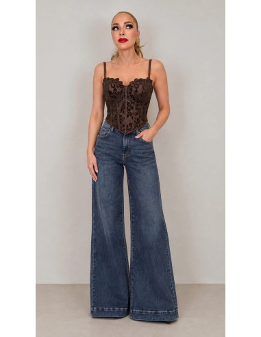 Corset bordado en terciopelo con copas y varillas. Se ajusta en parte trasera con cinta.
