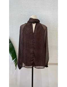 Camisa en bambula con estampado animal print y detalle de lazada en el cuello. 2
