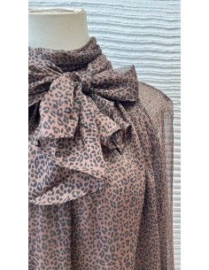 Camisa en bambula con estampado animal print y detalle de lazada en el cuello.