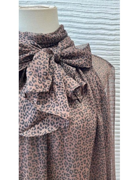 Camisa en bambula con estampado animal print y detalle de lazada en el cuello.