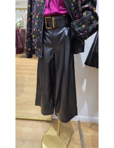 Pantalón cropped efecto piel con tiro maxi alto y cinturón hebilla.