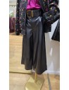 Pantalón cropped efecto piel con tiro maxi alto y cinturón hebilla.