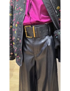Pantalón cropped efecto piel con tiro maxi alto y cinturón hebilla. 2