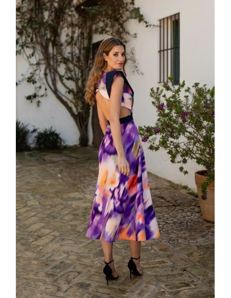 Sassari Print no es solo un vestido. Es una declaración de intenciones.  Una pieza que transmite fuerza, color y sofisticación.