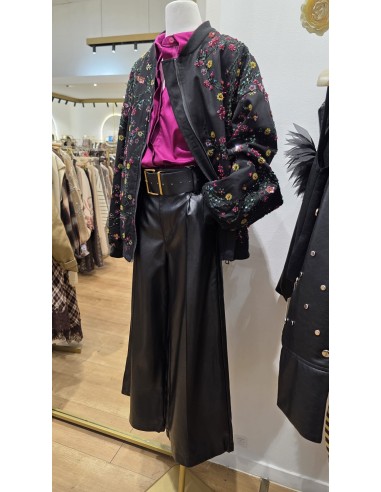 Pantalón cropped efecto piel con tiro maxi alto y cinturón hebilla.